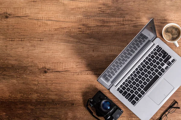 Moderne Laptop Koffie Een Oude Analoge Camera Liggen Hoek Van — Stockfoto