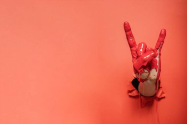 Rock işareti jest duvardan gelen kırmızı boya ile boyanmış