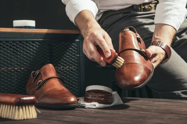 Man Applies Shoe Polish Small Brush — Stock Photo, Image