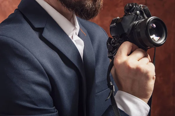 Hombre Traje Sostiene Vieja Cámara Mano —  Fotos de Stock