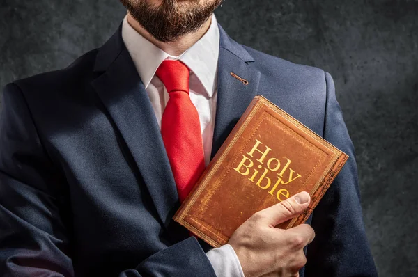 Man Kijkt Als Politicus Zakenman Staat Met Heilige Bijbel — Stockfoto