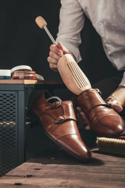 Bootblack Ayakkabı atölyesinde temizlik için hazırlar