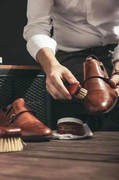 Homem Aplica Sapato Polonês Com Uma Pequena Escova — Fotografia de Stock