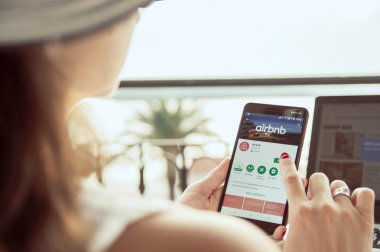 Trogir, Hırvatistan - 13 Eylül 2018: Kadın Airbnb uygulama Nokia smartphone yüklüyor. Airbnb bir online pazar ve misafirperverliği hizmet, kira veya kısa vadeli konaklama kiralama insanlar olduğunu
