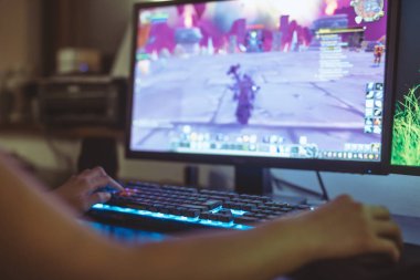 Wroclaw, Polonya - 04 Eylül 2018: World of Warcraft oynarken kadın: Azeroth savaş oyunu. Vay canına bir devasa çok oyunculu çevrimiçi rol yapma oyunu (Mmorpg) 2004 yılında Blizzard Entertainment tarafından yayımlanır.