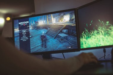 Wroclaw, Polonya - 04 Eylül 2018 dostum The Witcher 3 oyun oynuyor. Witcher 3: Vahşi av bir 2015 aksiyon rol yapma video geliştirilen ve Cd Projekt tarafından yayımlanan oyunudur.