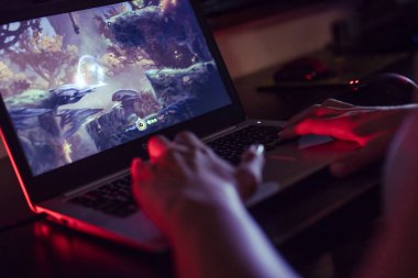 Wroclaw, Polonya - 04 Eylül 2018: Dell dizüstü bilgisayarda Ori ve kör orman oyunu oynayan kadın. Ori ve kör orman 's Moon Studios tarafından geliştirilen bir platform video oyunu.
