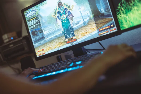 Wroclaw, Polonya - 04 Eylül 2018: World of Warcraft oynarken kadın: Azeroth savaş oyunu. Vay canına bir devasa çok oyunculu çevrimiçi rol yapma oyunu (Mmorpg) 2004 yılında Blizzard Entertainment tarafından yayımlanır.