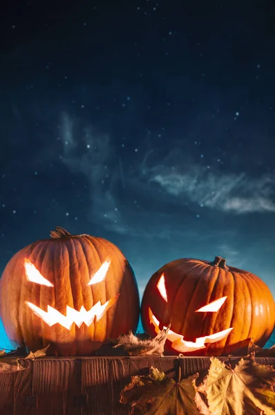 Две Тыквы Заборе Хэллоуин Звездным Небом Заднем Плане Вертикальная Ориентация — стоковое фото