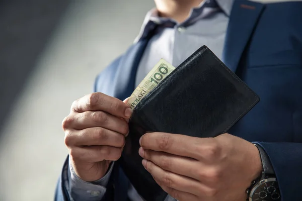 Homem Fato Elegante Tira Dinheiro Carteira Concepção Gestão Monetária — Fotografia de Stock