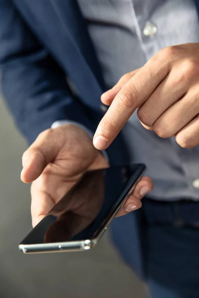 Elegante Uomo Affari Utilizza Suo Smartphone Moderno — Foto Stock