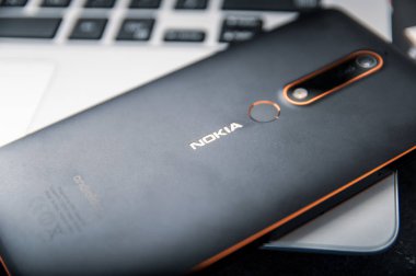 Wroclaw, Polonya - 10th Ekim 2018: Nokia 6.1 smartphone üstünde laptop yatıyor. Android işletim sistemini çalıştıran bir Nokia markalı üst-orta menzilli akıllı telefon Nokia 6.1 olduğunu.