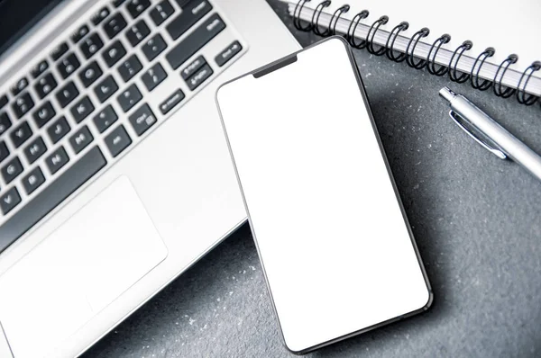 Smartphone Moderno Com Entalhe Tela Branca Vazia Mesa Escritório — Fotografia de Stock