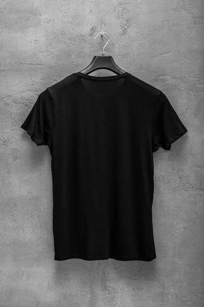 Tylnia Część Mężczyzn Czarny Bawełniany Shirt Wieszaku Betonowy Mur Tle — Zdjęcie stockowe