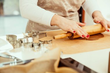 Kadın gingerbread yapılan hamur rulo