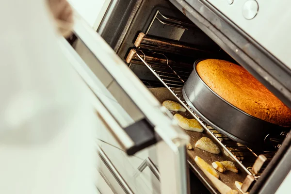 Oven Membuka Pintu Dengan Kue Buatan Sendiri Dan Kue — Stok Foto