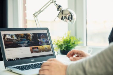 Wroclaw, Polonya - 29 Kasım 2018: Modern dizüstü Danışma Office Microsoft Store uygulaması üstünde belgili tanımlık perde ile. Microsoft Store Microsoft tarafından sponsor bir dijital dağıtım platformudur.