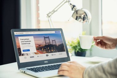 Wroclaw, Polonya - 29 Kasım 2018: Modern dizüstü bilgisayar ofiste masa üstünde belgili tanımlık perde Uber Web sitesi ile. Bir peer-to-peer ridesharing, taksi, gıda dağıtım, Bisiklet paylaşımı ve ulaşım ağı şirketi Uber olduğunu