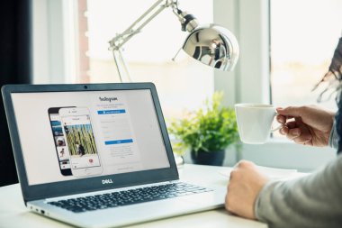 Wroclaw, Polonya - 29 Kasım 2018: Modern dizüstü bilgisayar ofiste masa üstünde belgili tanımlık perde Instagram Web sitesi ile. Bir fotoğraf ve Facebook, Inc tarafından sahip olduğu video paylaşım sosyal ağ hizmeti Instagram olduğunu.