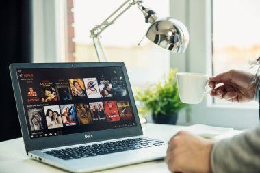 Wroclaw, Polonya - 29 Kasım 2018: Modern dizüstü bilgisayar ofiste masa ile Netflix kullanma üstünde belgili tanımlık perde. Netflix birincil iş online akışı vardır onun abone ücreti-esaslı akışlı medya hizmet olduğunu bir Amerikalı olduğunu