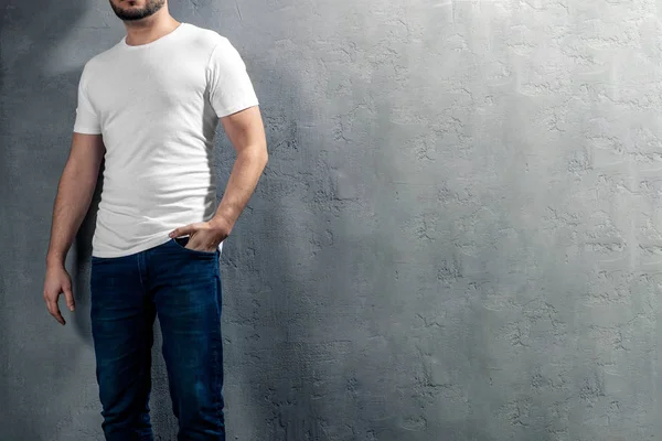 Jeune Homme Bonne Santé Avec Shirt Blanc Sur Fond Béton Images De Stock Libres De Droits