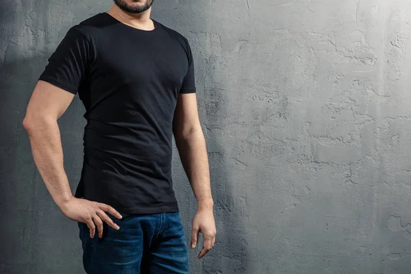 Jeune Homme Bonne Santé Avec Shirt Noir Sur Fond Béton Image En Vente