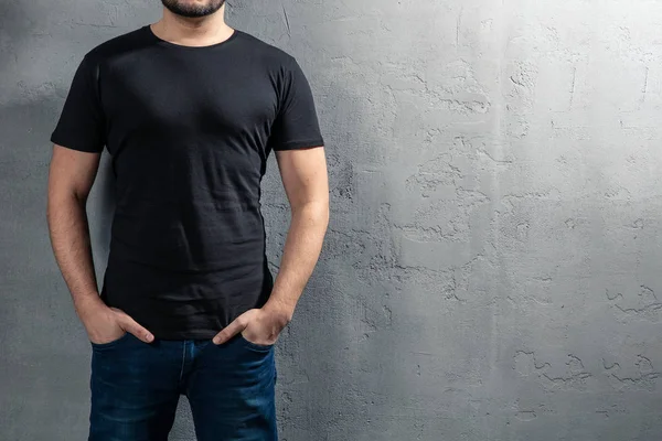 Jeune Homme Bonne Santé Avec Shirt Noir Sur Fond Béton Photo De Stock