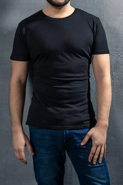 Ung Sund Mand Med Sort Shirt Betonbaggrund Billede Uden Model Stock-billede