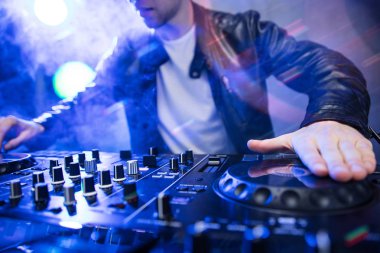 DJ kırmızı ışık ve duman ile parti Festivali karıştırma