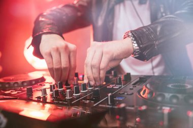 DJ kırmızı ışık ve duman ile parti Festivali karıştırma
