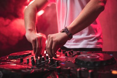 DJ kırmızı ışık ve duman ile parti Festivali karıştırma