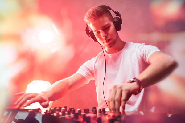 Dj mixing at party festival with red light and smoke — Stock Photo, Image