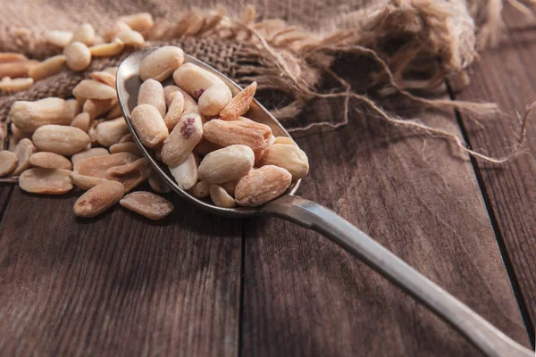 Cacahuetes asados en una cuchara vieja — Foto de Stock