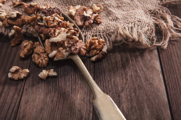 Nueces en una cuchara vieja — Foto de Stock