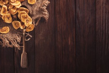 Kuru muz eski kahverengi masa üzerinde bir kumaş ve kaşık yığılmış