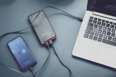 Güçlü güç bankası Usb-C bağlantısı üzerinden aynı anda iki cihazı şarj etti