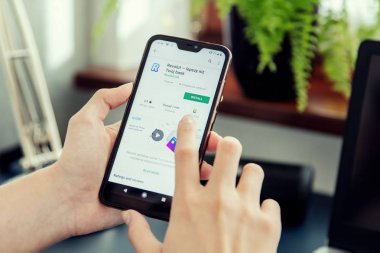 Wroclaw, Polonya - 31 Temmuz 2019: Kadın Xiaomi A2 akıllı telefon netflix uygulaması yükler.
