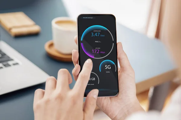 Kadın akıllı telefonunda 5g teknolojisinin kablosuz bağlantısını kontrol ediyor — Stok fotoğraf