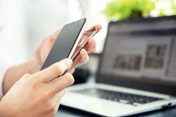 Las manos de la mujer sacan el teléfono inteligente de su caja de silicona — Foto de Stock