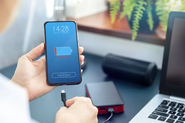 Žena účtuje svou smartphone se síťovou bankou pomocí rychlého nabíjení USB-C kabelu — Stock fotografie