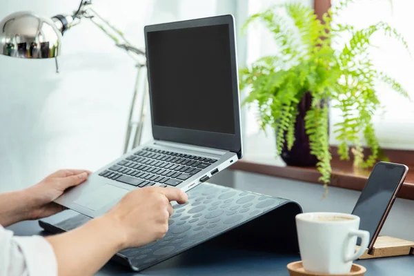 Mulher coloca seu ultrabook para suporte do laptop . — Fotografia de Stock