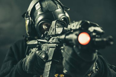 Gasmask ile Elit özel birim asker saldırı tüfeği tutuyor