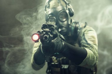 Savaş alanında duman arasında gaz maskeli özel kuvvet askeri 