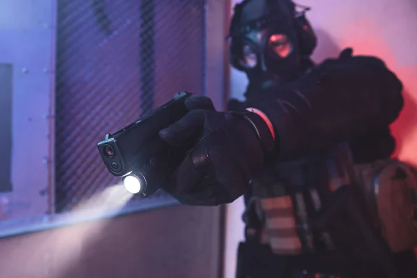 Terrorist mit Gasmaske hält Waffe in der Hand und zielt auf Ziel — Stockfoto