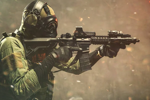 Elite Special Unit Soldier med gasmask håller Assault Rifle — Stockfoto