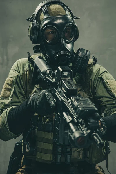 Special Unit Soldier med gasmask och taktisk utrustning — Stockfoto