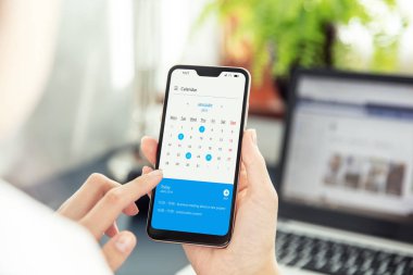 İş kadını akıllı telefon ekranını işaret etti