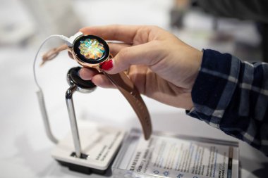 Samsung izleyen kadın Pga2019 'u izliyor.