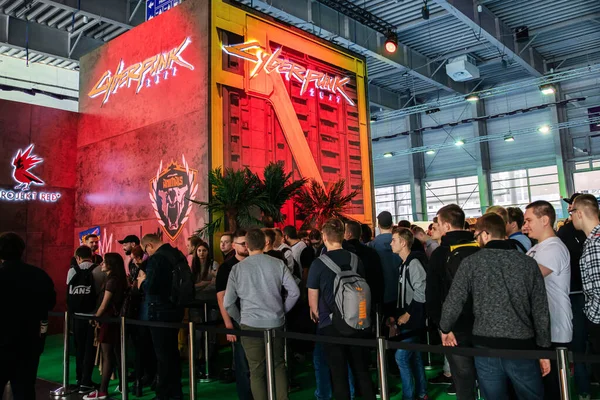 Gente esperando el concurso cerrado Cyberpunk 2077 en PGA2019 —  Fotos de Stock