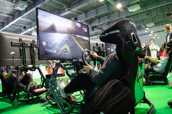 La gente está jugando el simulador de carreras en el PGA2019 —  Fotos de Stock